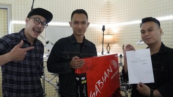 うわー、マイク・ポートノイが彼の自家製ドラムキットでウイルスインドネシアのドラマーのために約束したシンバルが到着しました