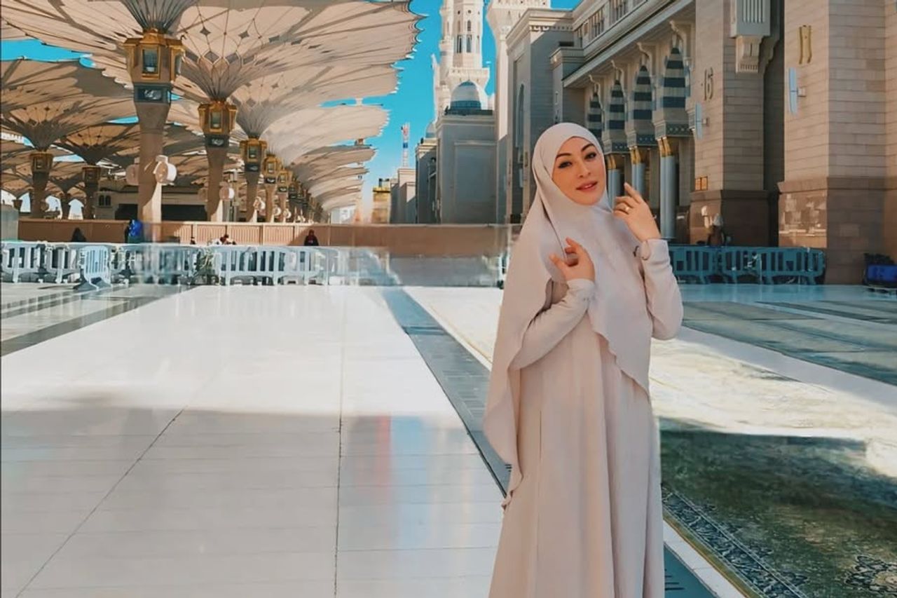 The Experience Of Umrah For The First Time After 15 Years Of Convertation, Angelina Sondakh: Extraordinary