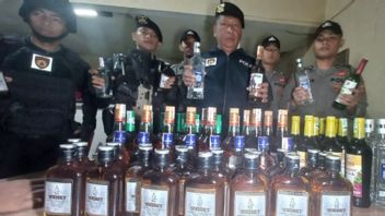 La police a saisi 417 bouteilles de miras miras importées de Bandung censées être distribuées à Tasikmalaya, 2 personnes ont été arrêtées