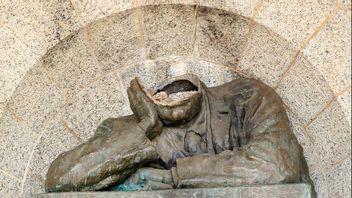 谁拿英国上校塞西尔·罗兹的雕像？