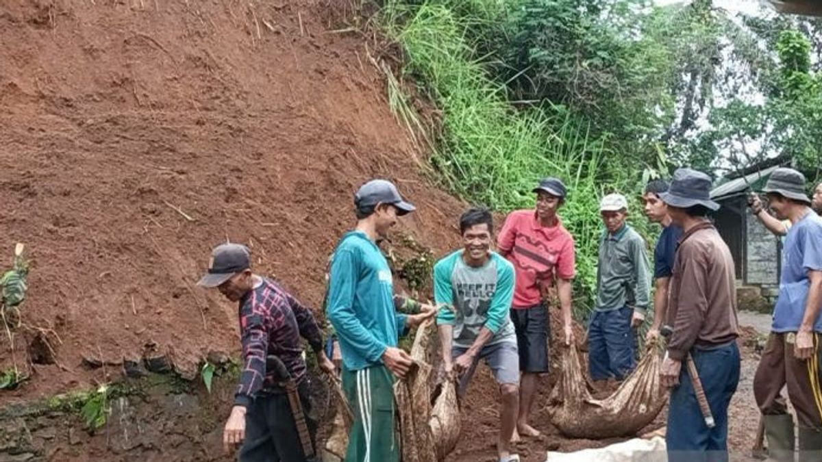 Longsor frappé 6 villages dans le village de Cianaga Sukabumi