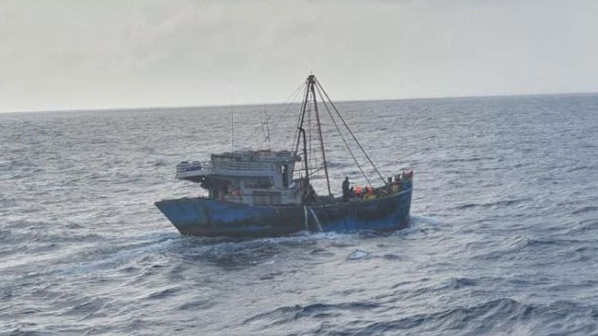 اعتقال ثلاثة قوارب صيد ترفع العلم الفيتنامي من قبل البحرية الإندونيسية في ناتونا