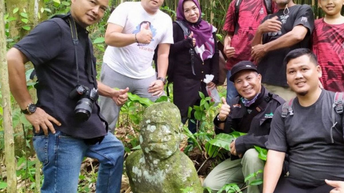Statues Humaines Avec La Tête Tournant à Gauche Trouvées Dans Lahat Sumatra Du Sud