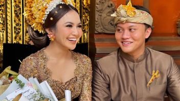 婚礼前,Rizky Febian和Mahalini参加了巴厘岛传统游行