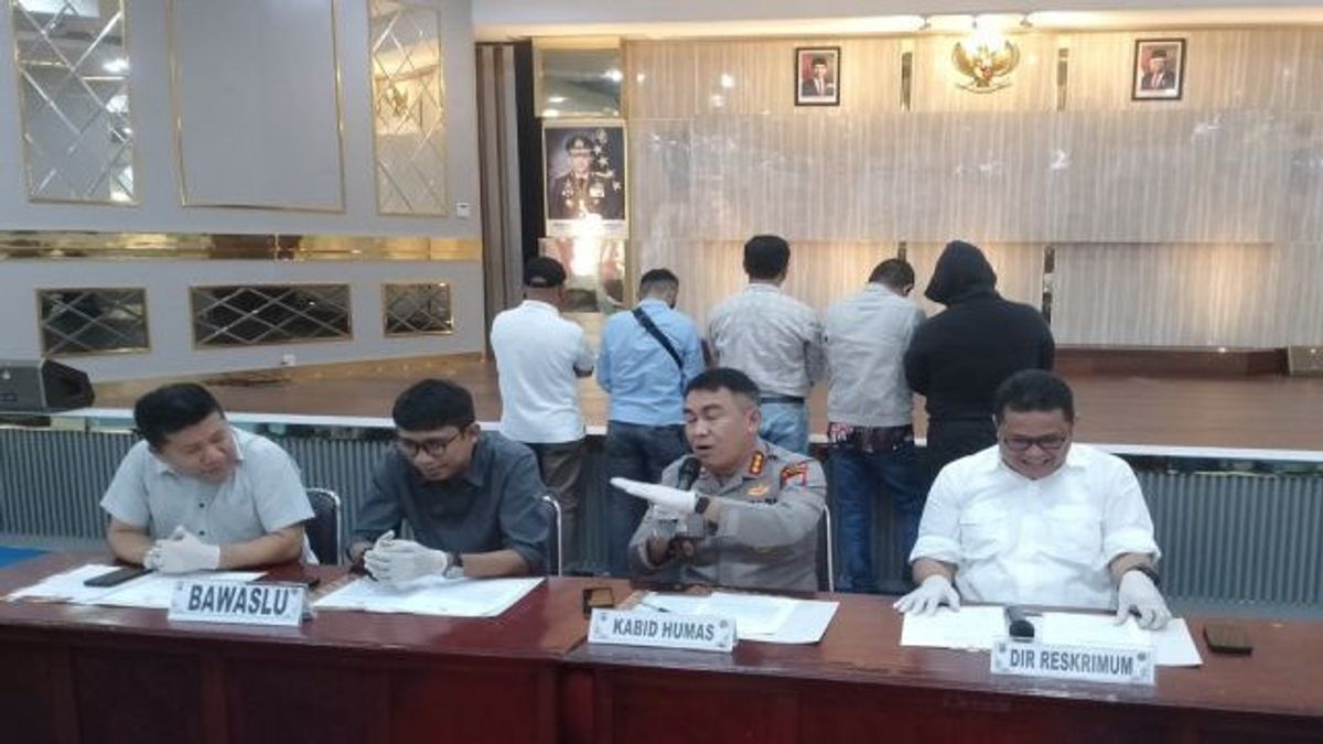 La police de Sulawesi du Sud remet cinq suspects d’affaire politique d’argent au bureau du procureur