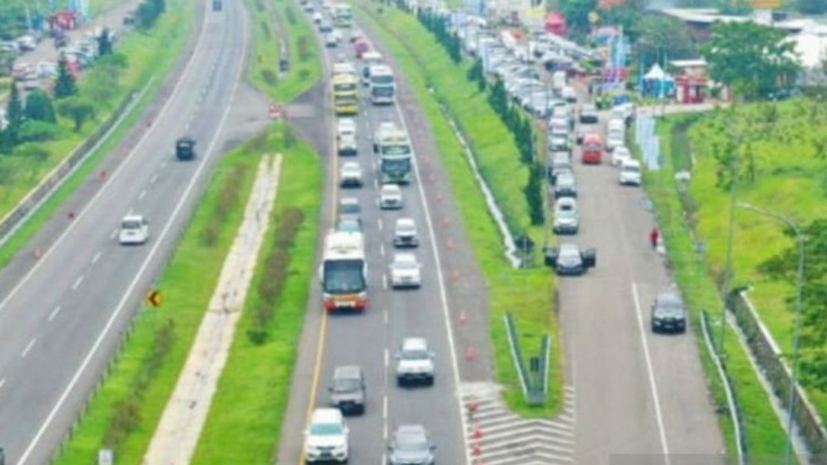 221 000 véhicules traversent la route à péage de Cipali lors des longues vacances du jour raya nyepi et du début du Ramadan 2024