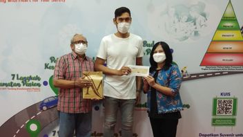 Sido Muncul, A Company Owned By Conglomerate Irwan Hidayat Donates IDR 100 Million To Badminton Legend Verawaty Fajrin