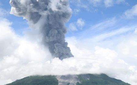 Gunung Ibu Erupsi dengan Kolom Abu Vulkanik Setinggi 1.500 Meter