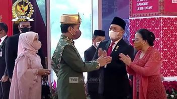 Presiden Joko Widodo Kenakan Baju Adat Bangka Belitung Hadiri Sidang Tahunan MPR, Didampingi Ibu Iriana