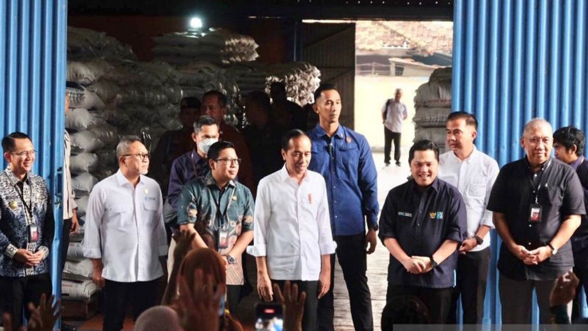 Bupati Bekasi Dampingi Presiden Jokowi Serahkan Bantuan Beras ke KPM di Cibitung