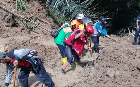 Tim SAR Dibantu Anjing Pelacak Cari Korban Tertimbun Longsor di Pasirkuda Cianjur