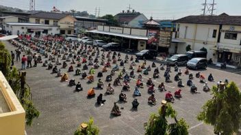Des Centaines De Personnes Liées à Des Voyous Sécurisés Par La Police De Semarang