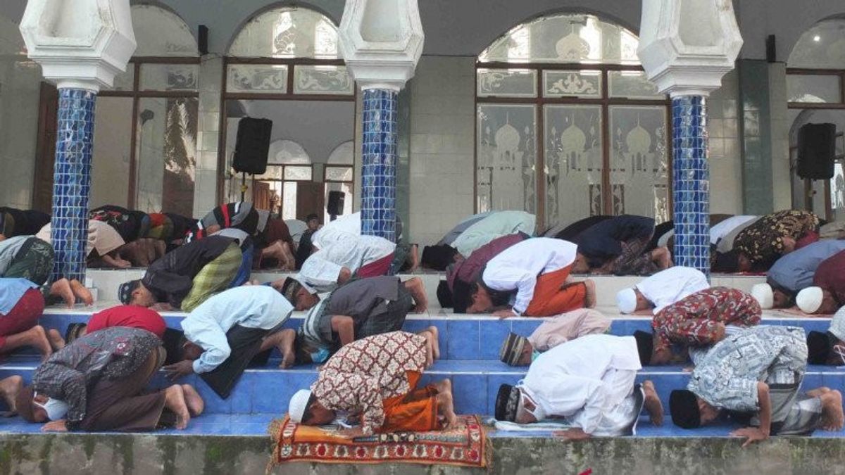 In Contrast To The Government, Some Muslims In Jember-Bondowoso Have Eid
