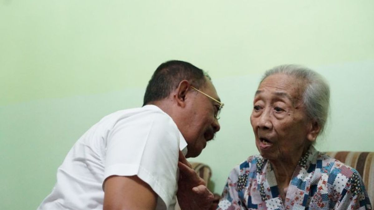 والي يزور سكان سورابايا البالغ من العمر 100 عام