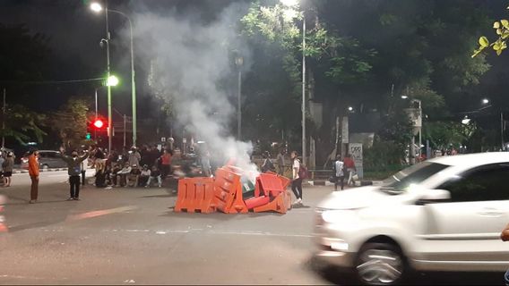 Massa di Gambir Bakar <i>Road Barrier</i> di Tengah Jalan