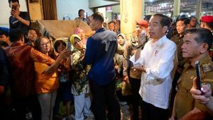 Le président chèque le prix de sembako en même temps accroche les résidents du marché des roses de Pontianak