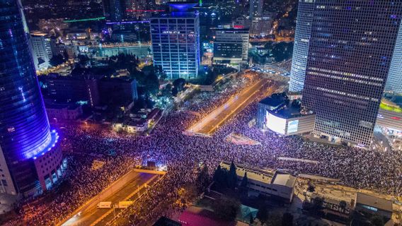 80,000人の住民が街頭に繰り出し、労働者と外交官がストライキを行う:イスラエルのネタニヤフ首相が司法再編を延期