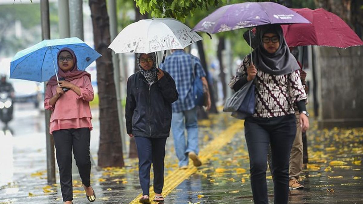 BMKG: Hujan Ringan hingga Petir Diprediksi Landa Beberapa Kota Besar Hari Ini