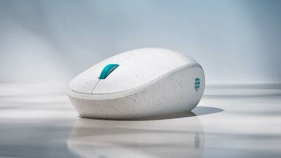 Jetez Un Coup D’œil à La Souris Microsoft à Partir De Déchets Plastiques Recyclés Dans L’océan