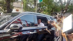 Berkemeja Putih Bobby Nasution Temui Sekjen PDIP, Seragam PDIP Terbungkus Plastik