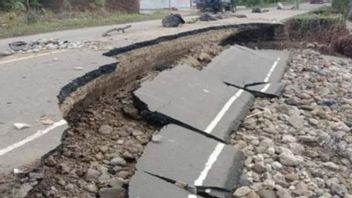 Jalan Trans Sulawesi di Majene Abrasi Diterjang Gelombang Pasang