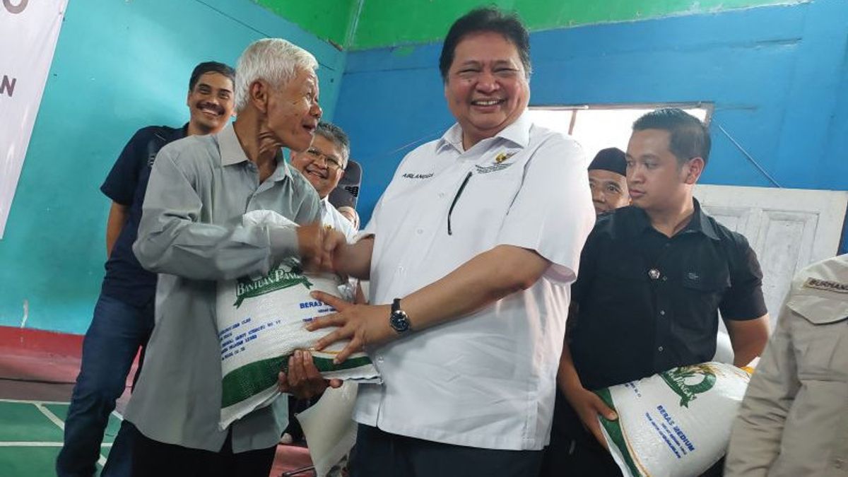 Minister Airlangga Hartarto Salurkan BLT El Nino In Bogor, Supports People's Purchasing Power