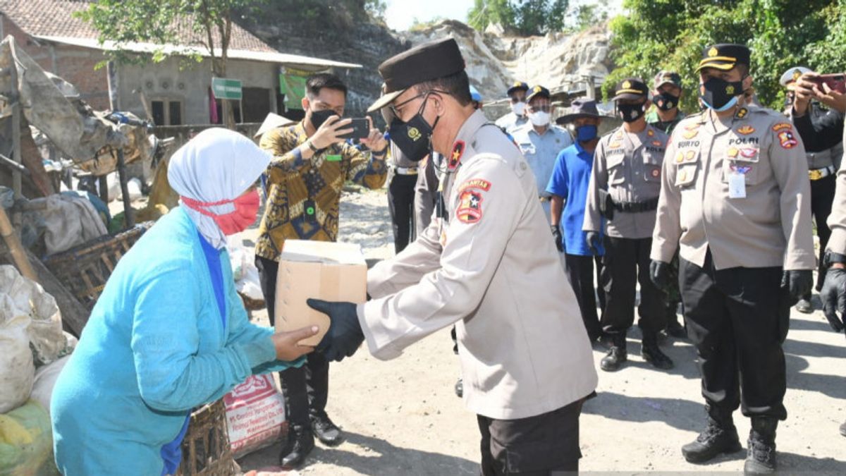 Pemulung di TPST Piyungan, DIY Bisa Tersenyum, Dapat Bantuan Sembako dari Pak Polisi