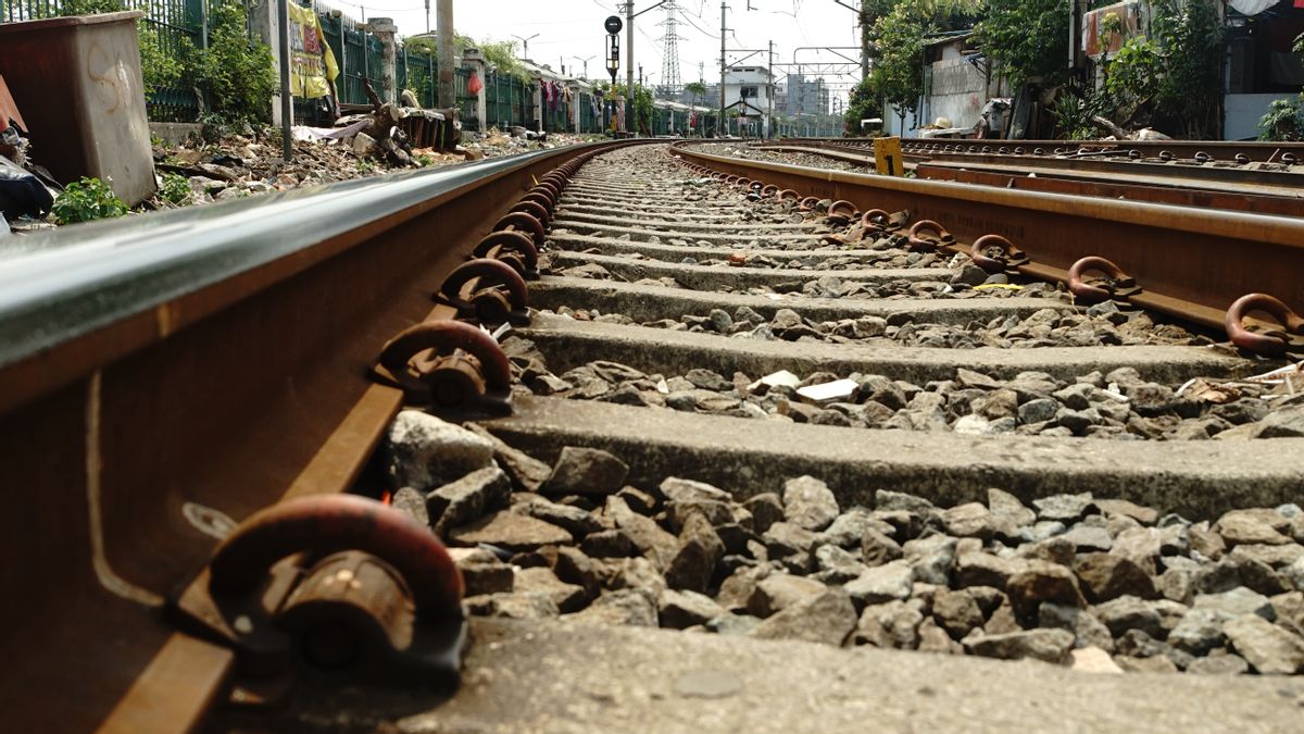 Luhut: Le Transport En Commun Basé Sur Le Train Permettra D'économiser 100 Billions IDR