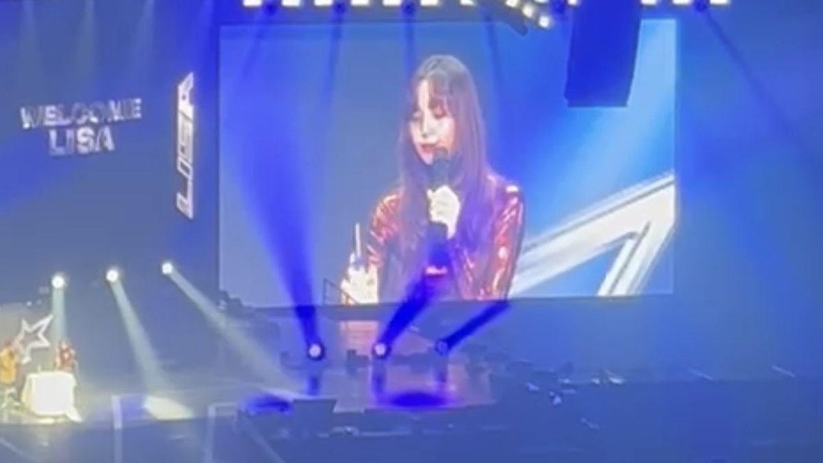 雅加达的粉丝集合,Lisa BLACKPINK风格和金属红色服装