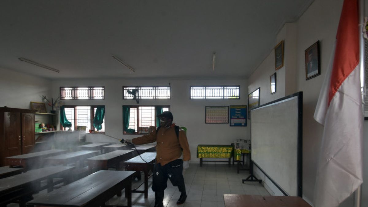 Satgas COVID-19 Sterilisasi Sekolah Jelang PTM di Denpasar