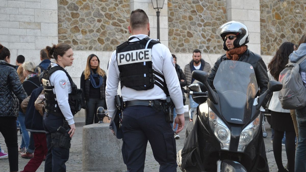 الهروب بعد موافقة المحكمة على الترحيل بتهمة "التحريض على الكراهية"، هذا الرجل مطلوب من قبل الشرطة الفرنسية
