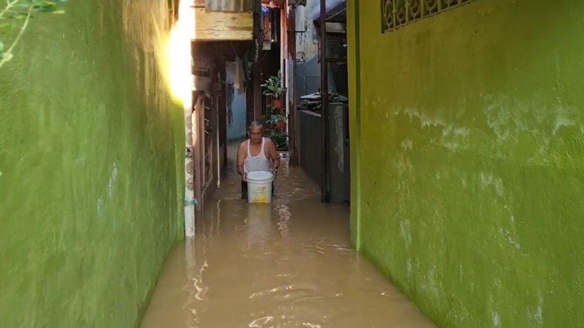 H + 3 Lebaran, Pemukiman Warga Kebon Pala Terendam Banjir Setinggi 1 Meter Akibat Luapan Kali Ciliwung