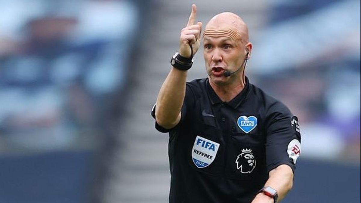 Wasit Kontroversial Anthony Taylor Dibebastugaskan dari Liga Inggris Musim Ini