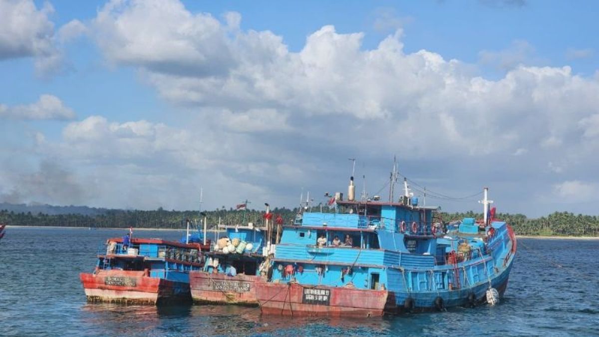 Tak Lagi Ditenggelamkan, KKP Serahkan Tiga Kapal Illegal Fishing ke Pemprov Sulut