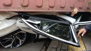 La Hyundai Creta Blanche a été frappée par une boîte lorsque un camion porte-conteneurs ne grimpaient pas fortement dans Kamal Jakut