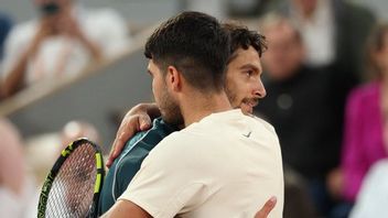 Carlos Alcaraz Melenggang ke Final Roland Garros Usai Musetti Mundur Karena Cedera