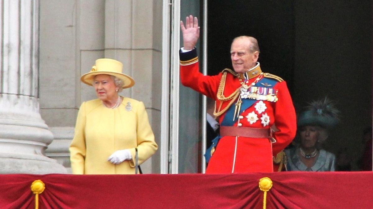 エリザベス女王とイングランドはフィリップ王子に別れを告げる