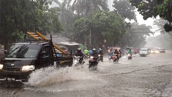 雨、南と東ジャカルタの洪水