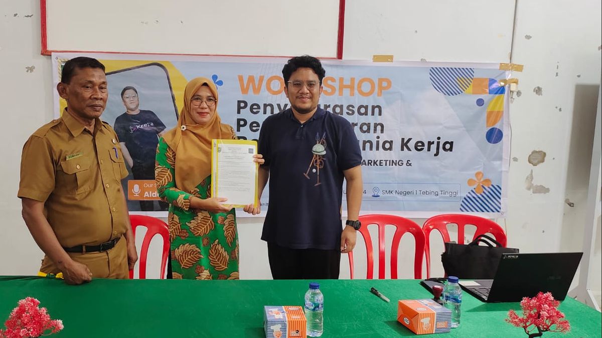 Cretaceous Digital Shares Experience In Workshop For Alignment Of Work World-Based Learning At SMK N 1 Tebing Tinggi