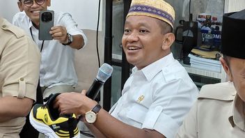 来到宫殿,Bahlil Pamer Kuning Seharga Shoes Rp250 Thousand