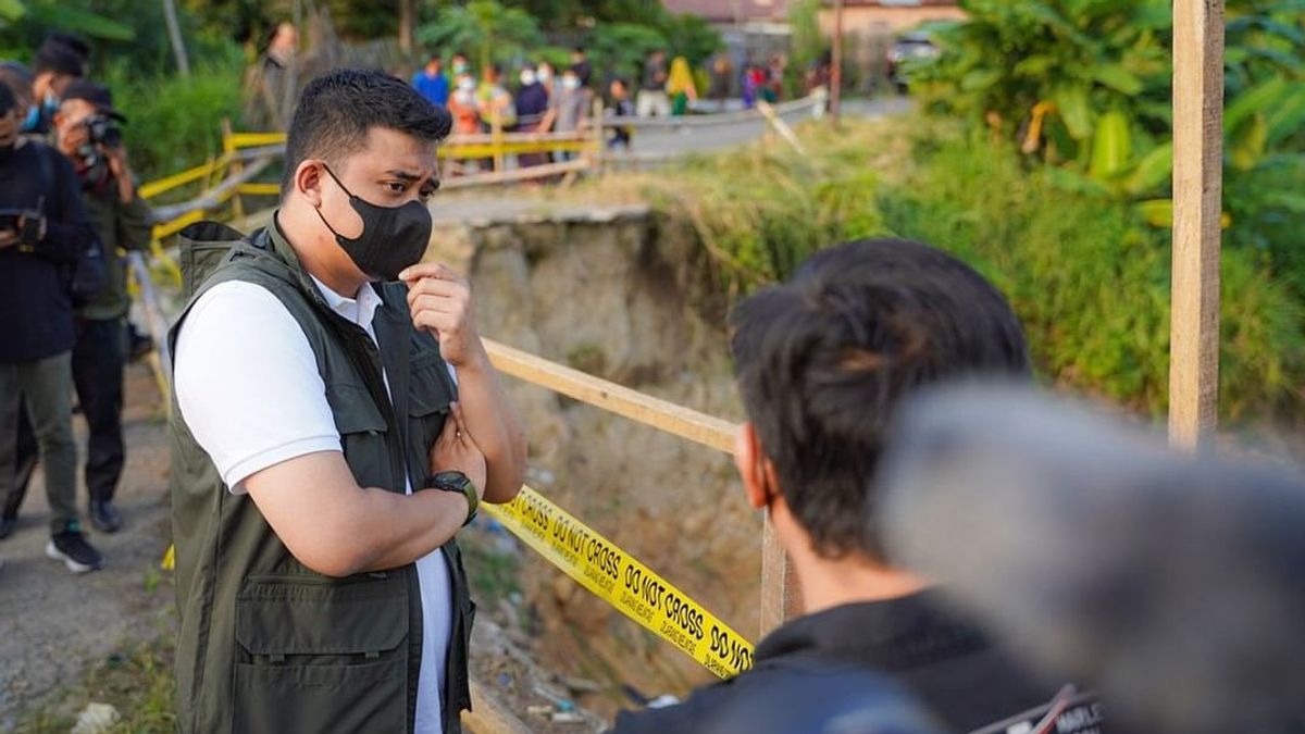 Gerak Cepat Bobby Nasution Cek Jalanan Tepi Sungai Denai Rentan Amblas yang Dikeluhkan Warga