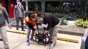 Gugupnya Operator Ihsan Yunus saat Lipat Sepeda Brompton di KPK