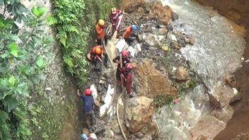 ボゴールの労働者2人が地すべりに埋もれ、1人が死亡