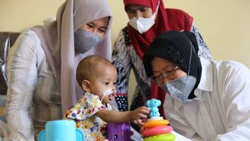 Mensos Bantu Bayi Penderita Gagal Hati Asal Malang yang Dirawat di RSCM, Untuk Kebutuhan Operasional Risma Minta Bantuan <i>Kitabisa</i>