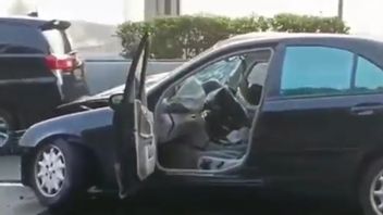 黑色梅赛德斯奔驰汽车在雅加达 - Cikampek收费公路上撞上路障，司机当场死亡，乘客腿部轻微起泡