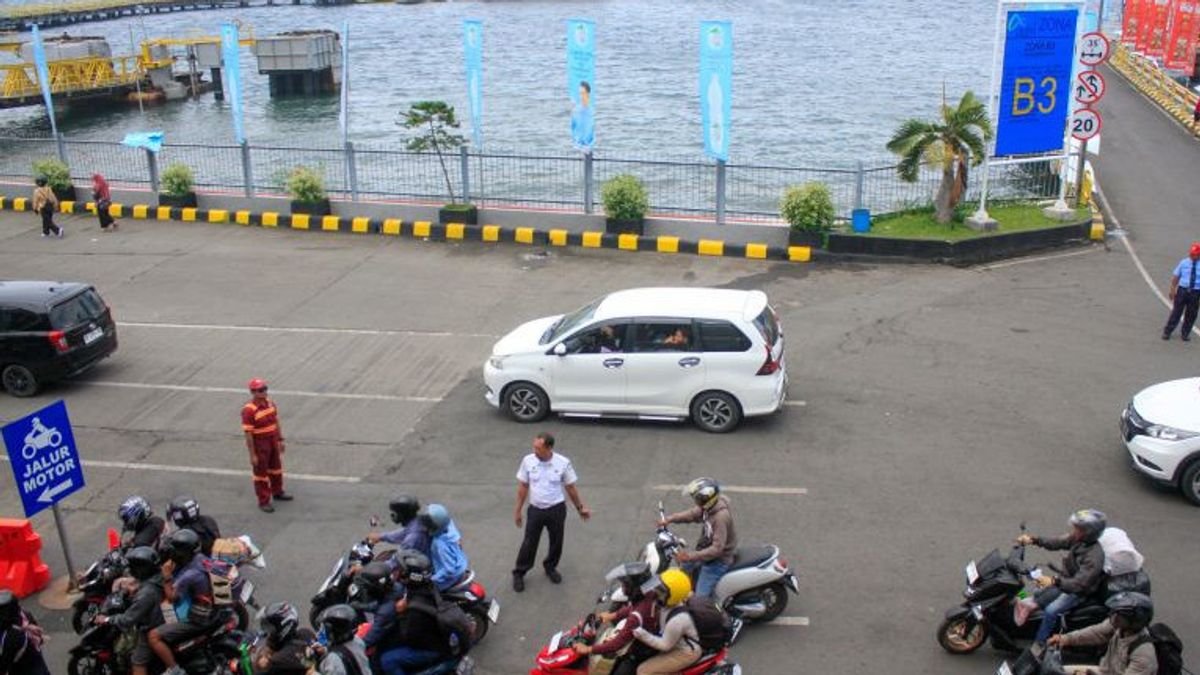    Angin Kencang Bikin Kapal Sulit Bersandar di Dermaga Pelabuhan Ketapang