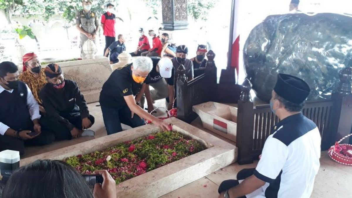 Ganjar Pranowo Ziarah ke Makam Bung Karno, Setelahnya Tolak Komentar Survei Capres