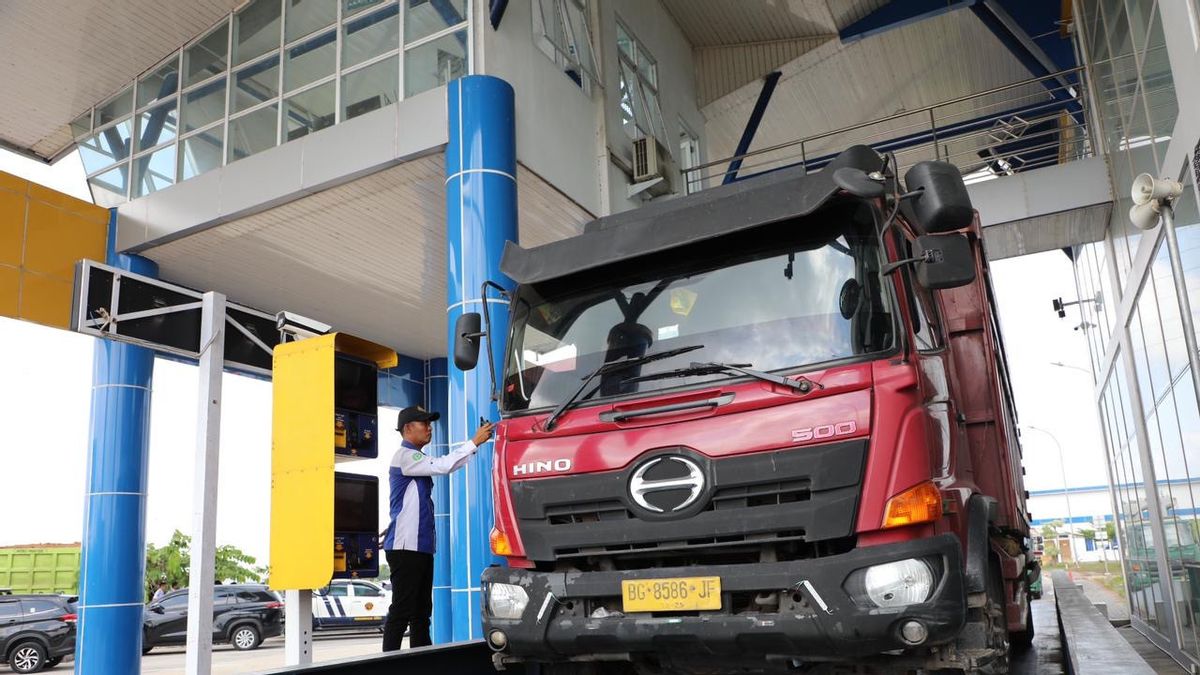 Hundreds of Logistics Trucks at the Ketapang-Gilimanuk Crossing Antre for up to 12 Hours