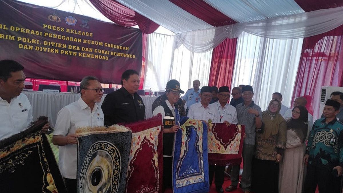Illegal Imported Goods Donated To The Bekasi Regency Government A Total Of 53,030 Sajadahs To Turkish Carpets