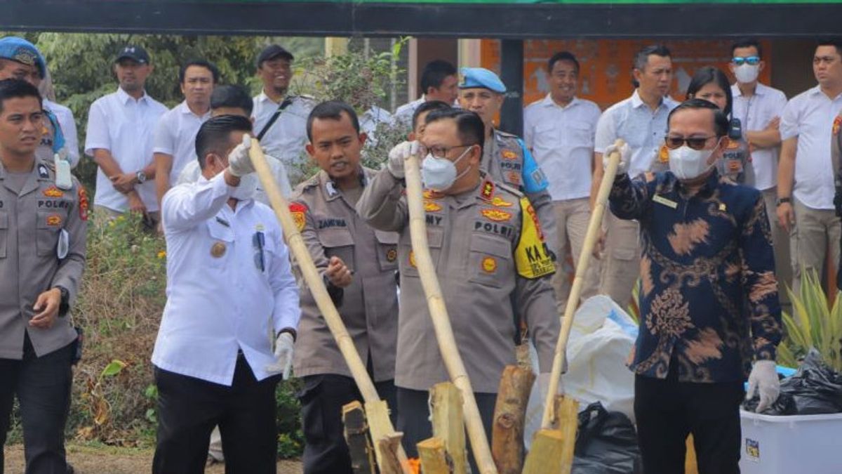 楠榜地区警察销毁了价值2000亿印尼盾的毒品,包括从弗雷迪·普拉塔马(Fredy Pratama)那里没收的毒品